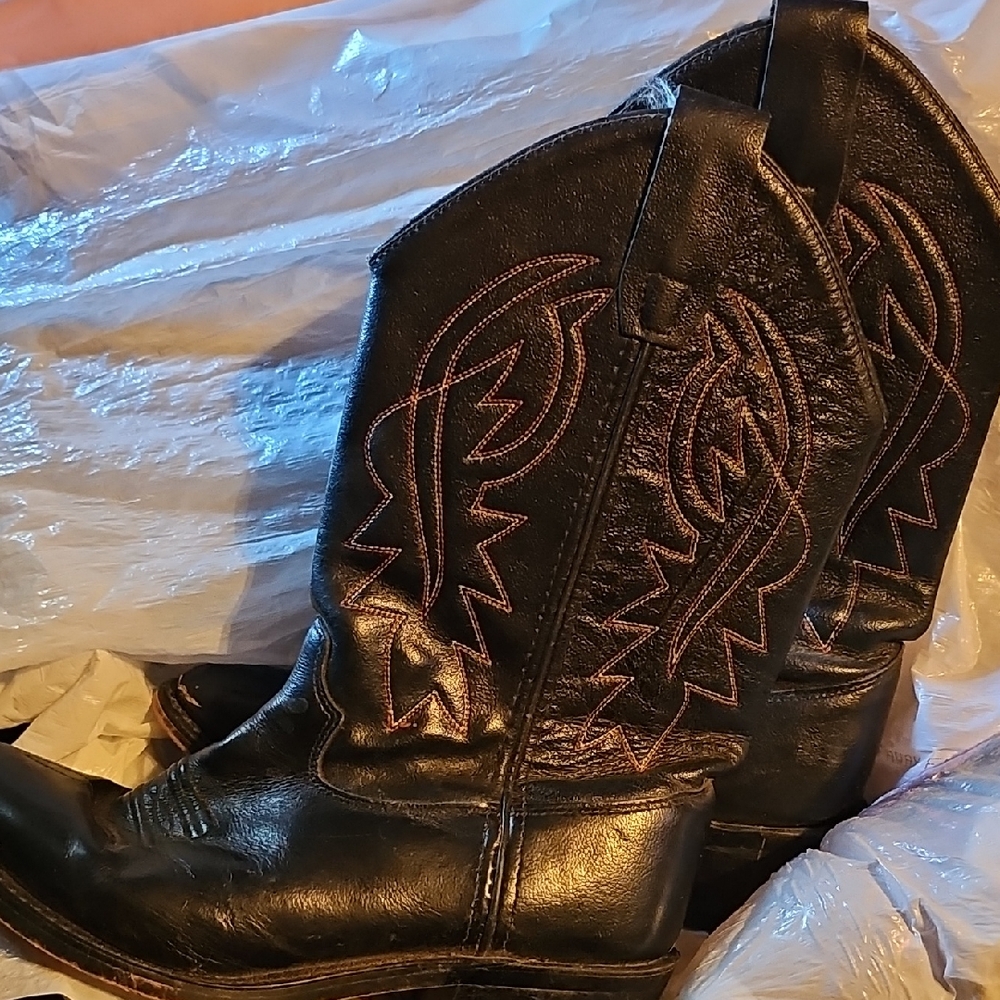 Black Leather Western Cowboy Boots with Pink Stitching
